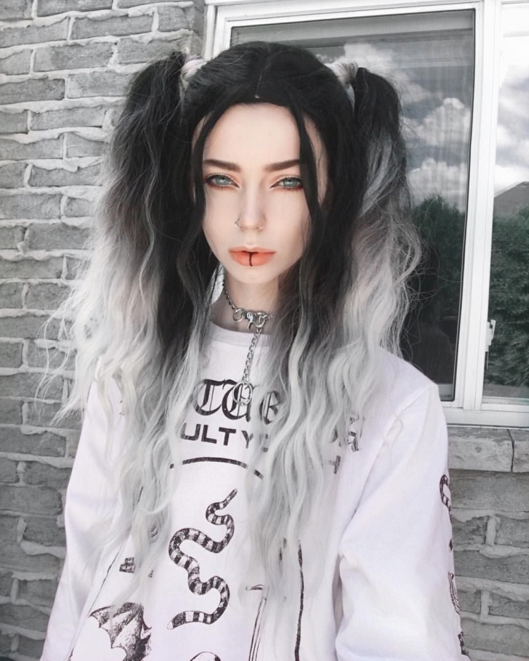 Сара Мари карда зелеными волосами