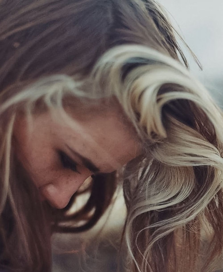 Девушка с белой прядью волос