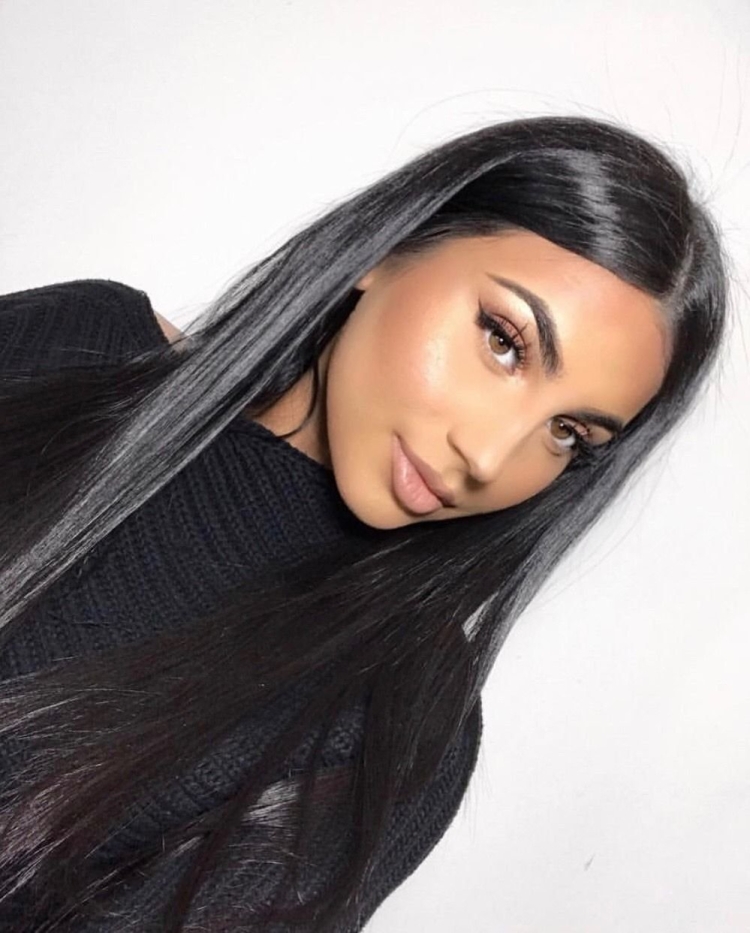 Белые пряди на темных волосах