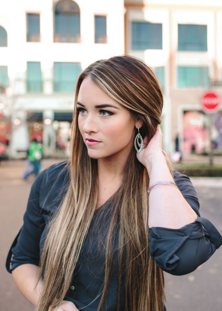 Шатенка с белыми прядями