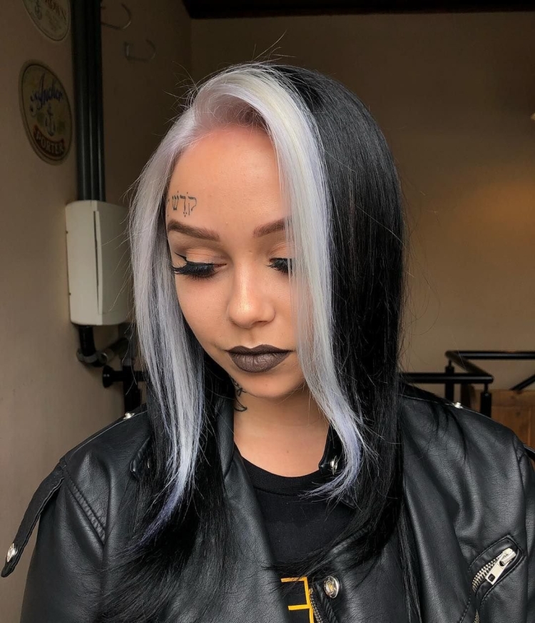 Чёрные волосы с белой поядью