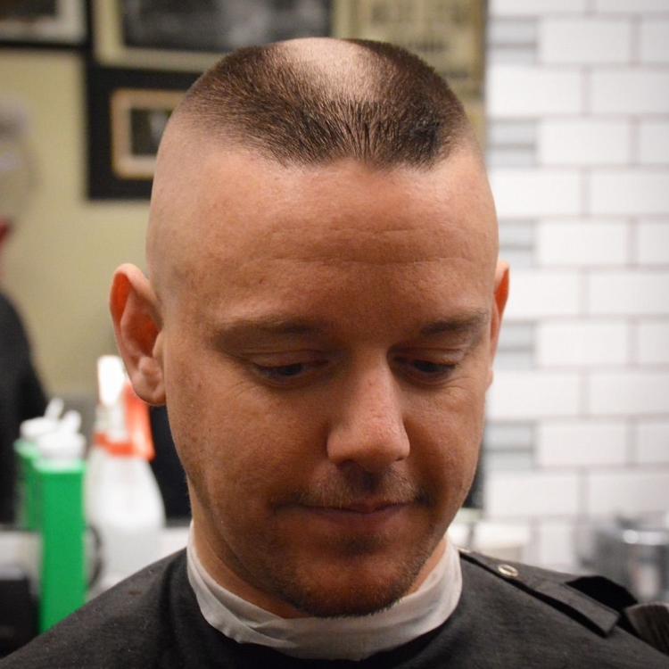 Короткие мужские стрижки для лысеющих