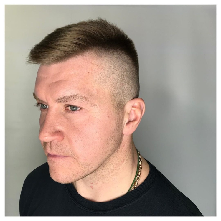 Короткие мужские стрижки с залысинами на лбу