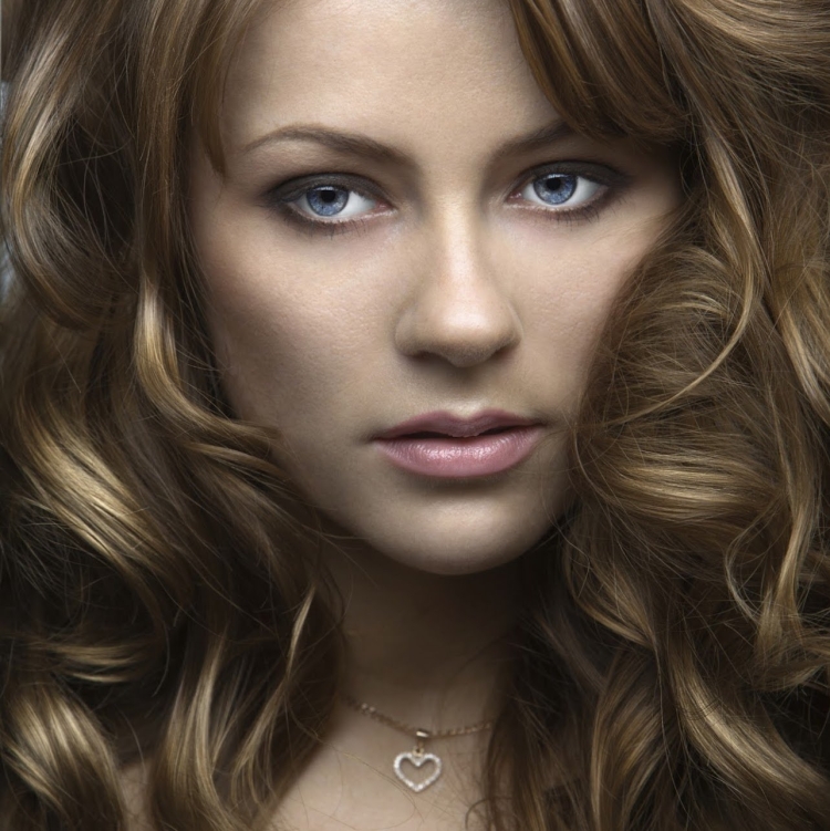 Макияж с карамельным цветом волос